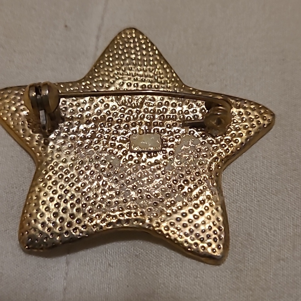 Star-Shaped Enamel Pin with Red, Black & Gold Vintage - Picture 2 of 2